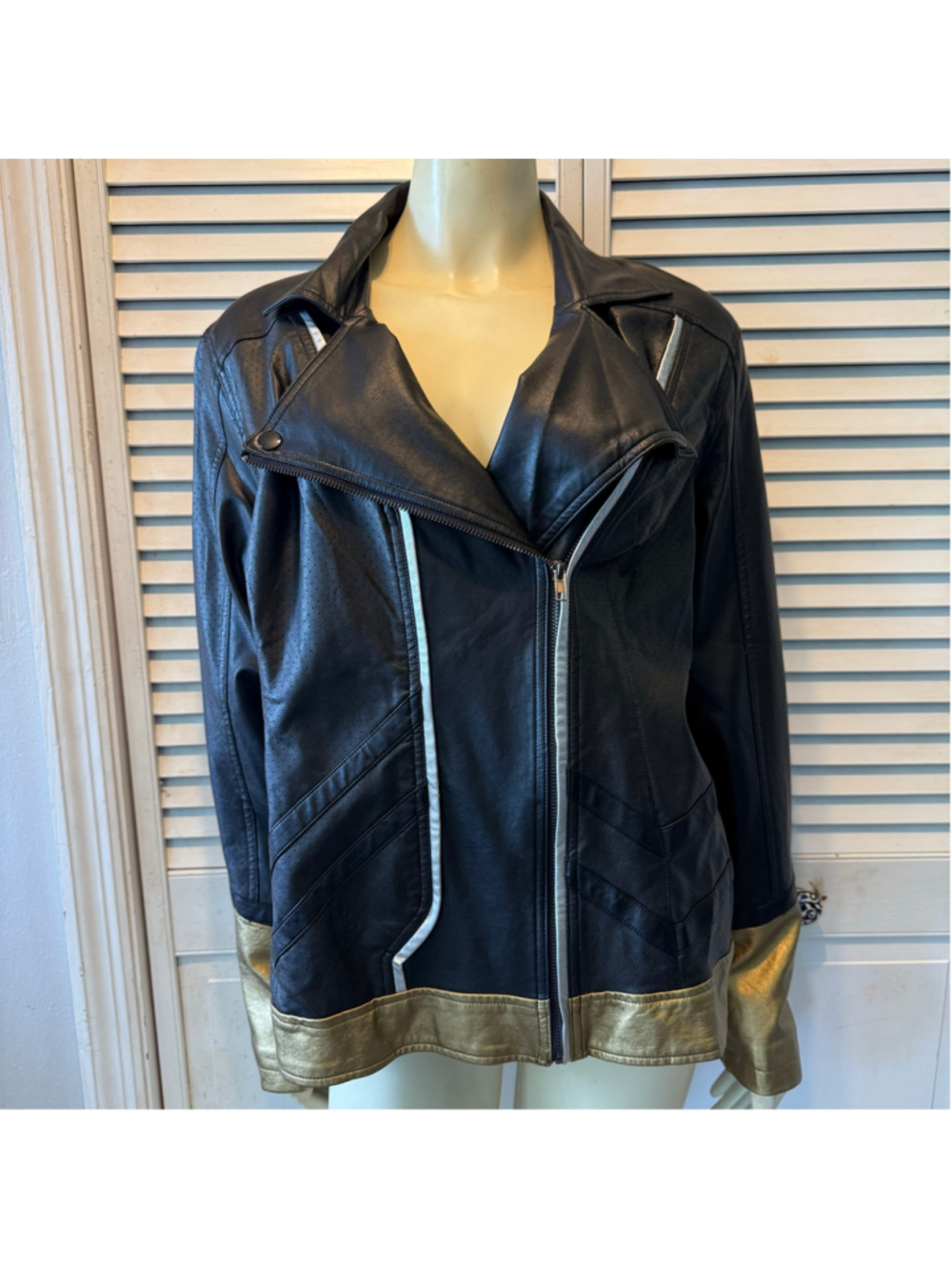 Marvel Black Widow Her Universe Moto Jacket Black Gold Size 1 Cosplay Faux Leath